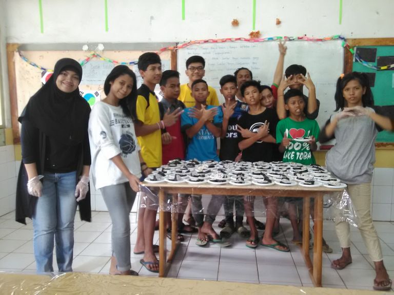 Murid Kelas Merah Membuat Sushi Bersama Relawan Jepang