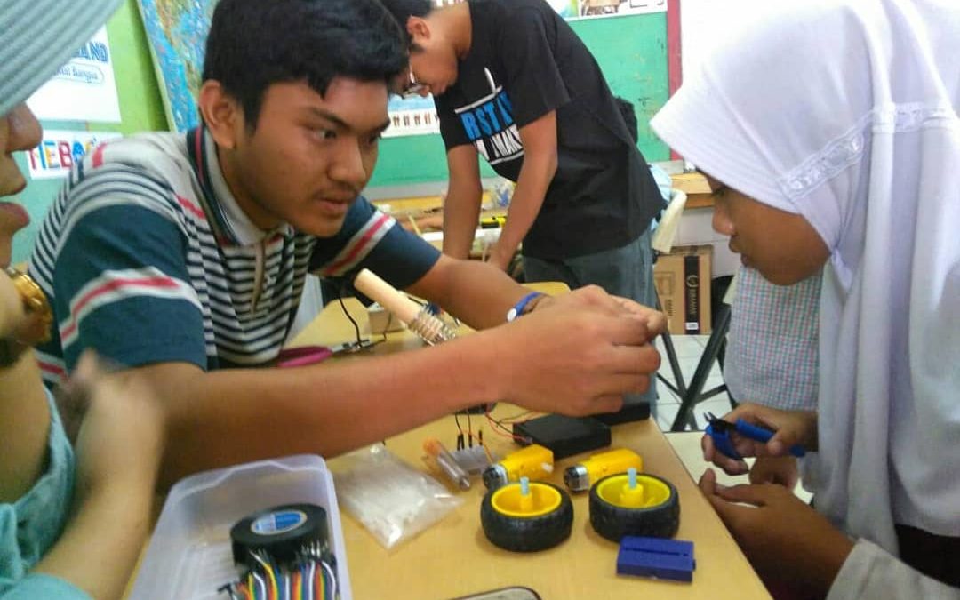 Workshop Membuat Robot Unik dari Barang Bekas (22 September 2019)